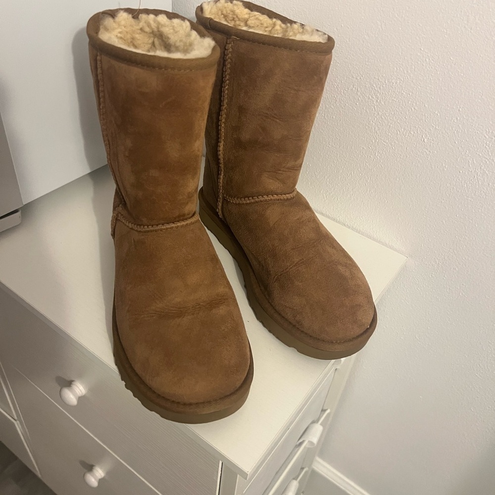 UGGS - Picture 4 of 4
